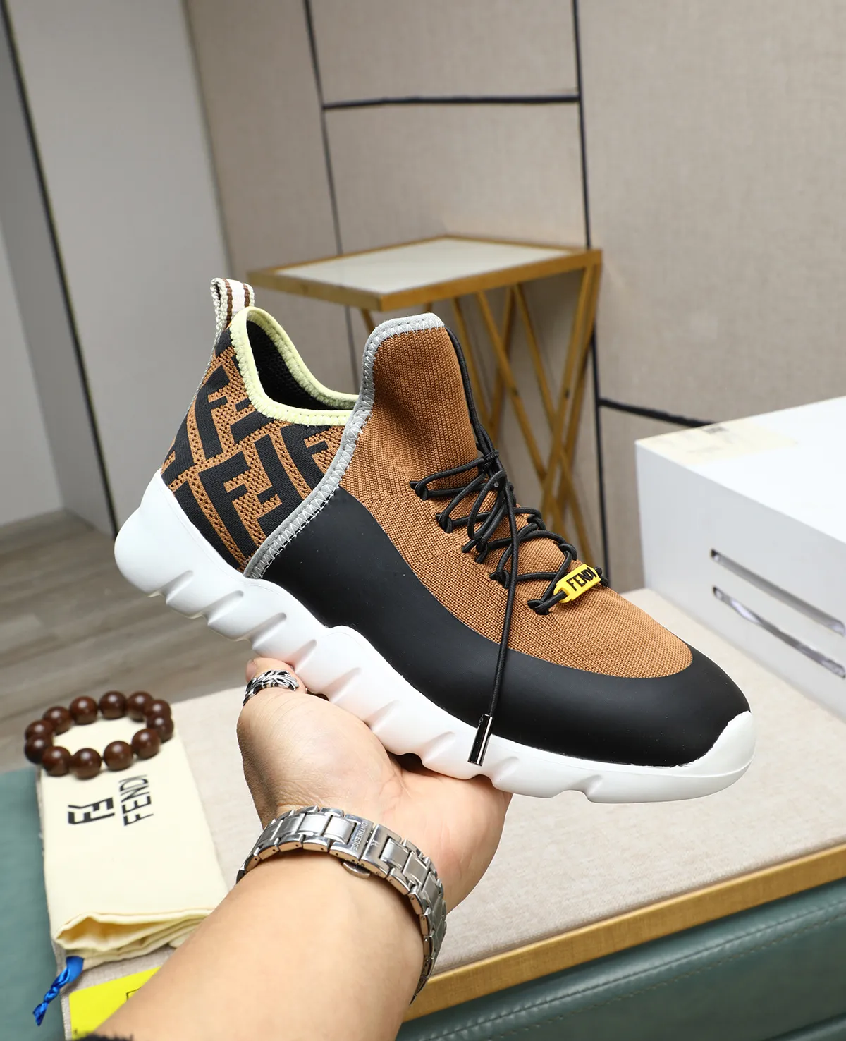 Men's Men's Shoes 💰700 Fendi Fendi's latest Tag series of men's casual mesh sports running shoes, originally purchased and developed, this Tag sports shoe is a one-leg sneaker, made of black high-tech mesh material with gray neoprene details. Oversized FENDI lettering on the side and translucent rubber details. Light and flexible rubber running shoe soles, beautifully packaged at the delivery counter, customized breathable lining, original molded foam rubber outsole, sole thickness: 3.5CM! Size: 39-44 (customized at 38.45.46)